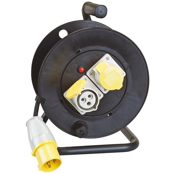 Industrial IP44 cable reel in black steel with a coiled cable on the drum, two-way CEE socket outlets with yellow spring lids on the faceplate, a red indicator, and the 2-II yellow industrial plug hanging on the stand